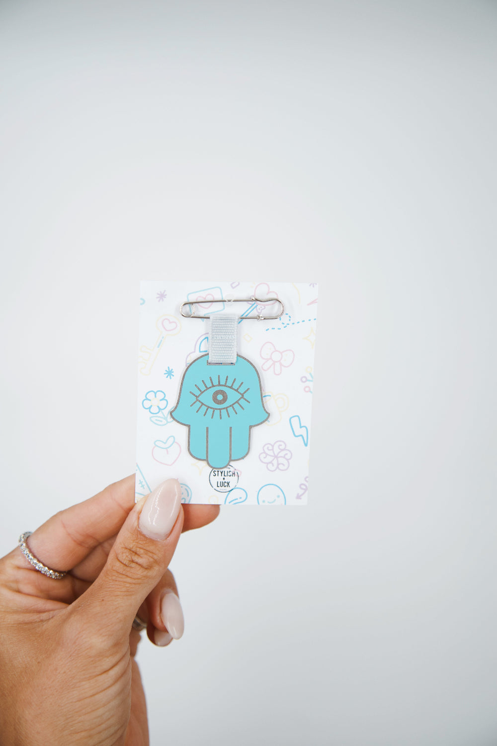 Luxury baby gift box
Handcrafted newborn welcome set
Modern nursery decor accessories
Premium muslin swaddle set
Designer Hamsa stroller pin and wall decor
Artisanal baby gifts Israel / Worldwide shipping
מארז לידה יוקרתי
מתנה לילוד עבודת יד
אקססוריז מעוצבים לחדר תינוקות
חיתולי טטרה מוסלין איכותיים
חמסה מעוצבת לעגלה ולחדר תינוק
מתנת לידה מעוצבת