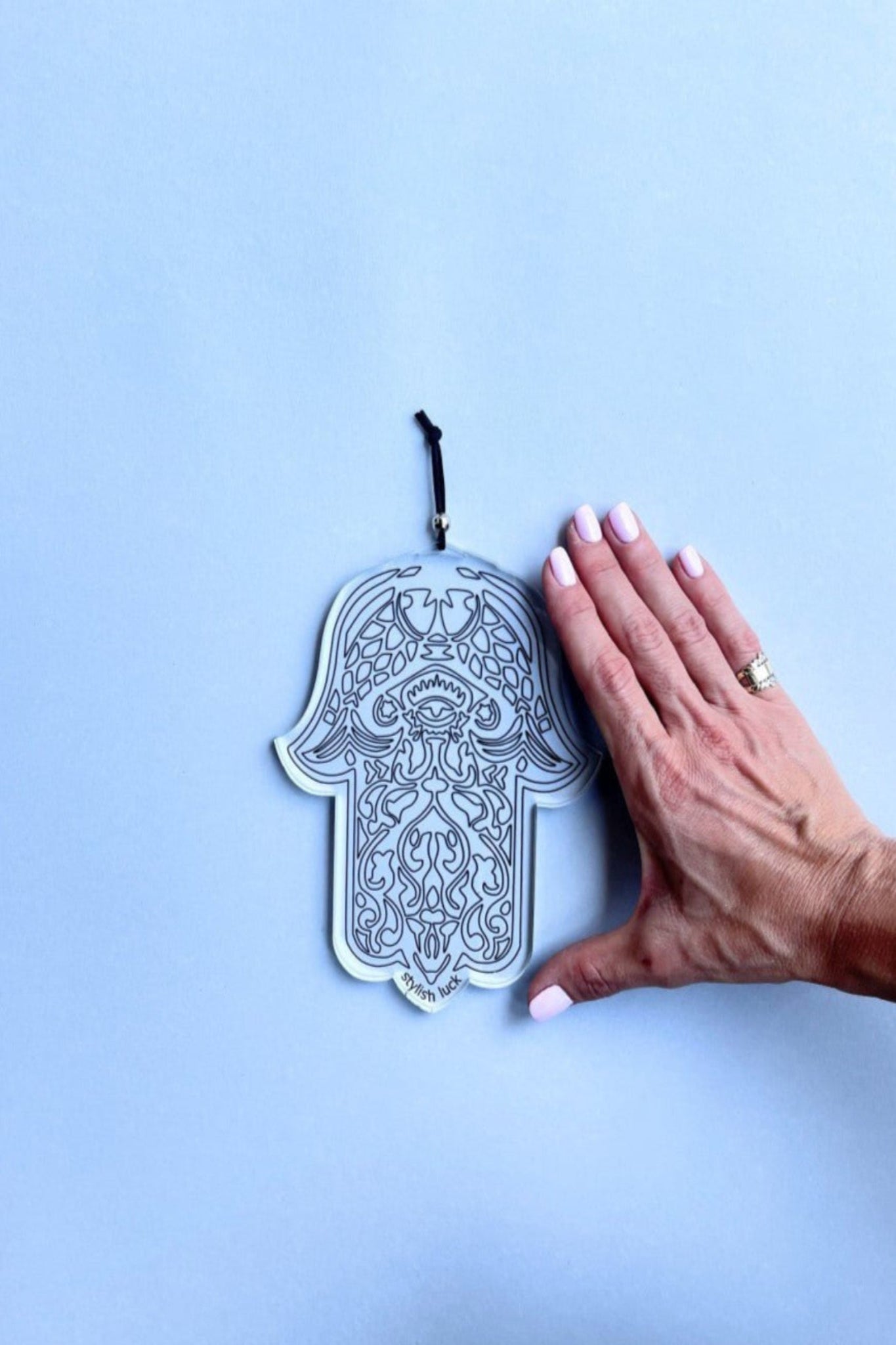 חמסה שקופה, חמסה מפרספקס, חמסה עם עין הרע, קישוט קיר חמסה, חמסה מעוצבת, קמע למזל טוב, חמסה מודרנית, חמסה לבית, חמסה ייחודית, חמסה להגנה, עיצוב רוחני לבית, חמסה אלגנטית, תכשיט קיר חמסה, חמסה חרוטה, קמעות ומזל.
Transparent Hamsa, acrylic Hamsa, engraved Hamsa, Evil Eye Hamsa, modern Hamsa decor, spiritual home decor, wall hanging Hamsa, lucky charm Hamsa, protection amulet, unique Hamsa design, acrylic wall decor, boho home accessory, positive energy charm, mystical home decor, elegant Hamsa ornament.stylish