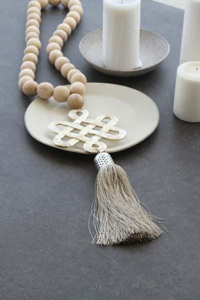 תכשיט קיר ייחודי עשוי חרוזי עץ טבעיים עם סמל קשר אהבת אין סוף מצופה זהב אדום וגדיל משי אלגנטי. עיצוב רוחני ומעוצב לבית, המשלב סמלים של אהבה, הרמוניה ומזל טוב. קישוט קיר מודרני בעבודת יד להוספת סטייל ואווירה חיובית לבית.  
תכשיט קיר, קישוט קיר רוחני, קשר אהבת אין סוף, עיצוב לבית, חרוזי עץ טבעיים, קישוט לבית עם משמעות, תכשיט קיר מעוצב, גדיל משי, קמע לבית, עיצוב פנים מודרני, תכשיט קיר עבודת יד.  
Wall hanging decor, spiritual wall art, Endless Love Knot, home decor accessory, natural wood beads, meaningful hom