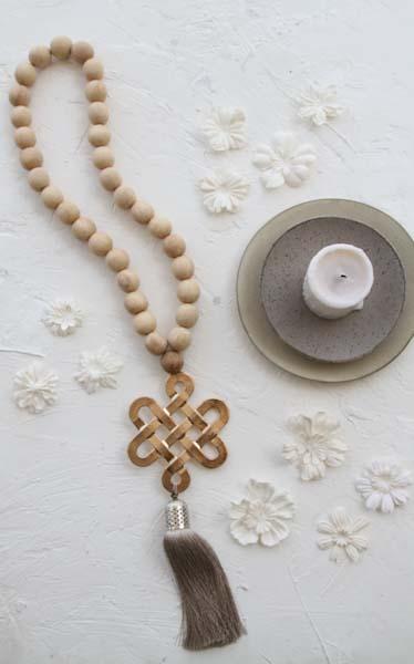 תכשיט קיר ייחודי עשוי חרוזי עץ טבעיים עם סמל קשר אהבת אין סוף מצופה זהב אדום וגדיל משי אלגנטי. עיצוב רוחני ומעוצב לבית, המשלב סמלים של אהבה, הרמוניה ומזל טוב. קישוט קיר מודרני בעבודת יד להוספת סטייל ואווירה חיובית לבית.  
תכשיט קיר, קישוט קיר רוחני, קשר אהבת אין סוף, עיצוב לבית, חרוזי עץ טבעיים, קישוט לבית עם משמעות, תכשיט קיר מעוצב, גדיל משי, קמע לבית, עיצוב פנים מודרני, תכשיט קיר עבודת יד.  
Wall hanging decor, spiritual wall art, Endless Love Knot, home decor accessory, natural wood beads, meaningful hom