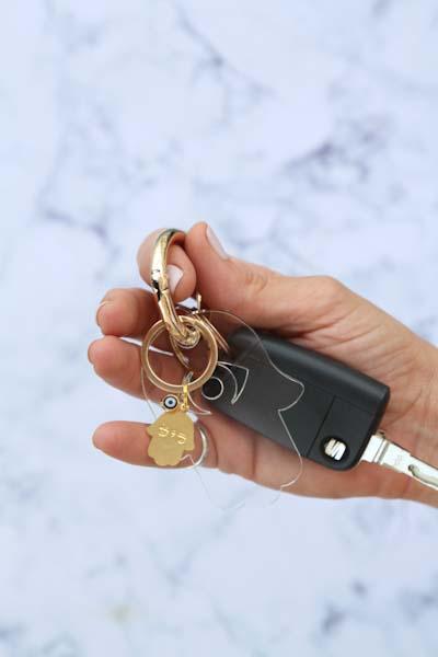 מחזיק מפתחות חמסה, חמסה מפרספקס, מחזיק מפתחות עם עין הרע, חמסה למזל, מתנה רוחנית, קמע חמסה, חמסה שחורה, אקססוריז למפתחות, מחזיק מפתחות יוקרתי, מתנה עם משמעות, חמסה מעוצבת, אביזרים עם סמלים רוחניים, מתנות לאישה, מתנות למזל טוב, מתנה ייחודית.
Hamsa keychain, black acrylic Hamsa, Evil Eye keychain, lucky charm keychain, spiritual gift, protective talisman, black Hamsa, stylish keychain, luxury key accessory, meaningful gift, modern Hamsa design, spiritual symbols, gifts for her, good luck charm, unique gift.