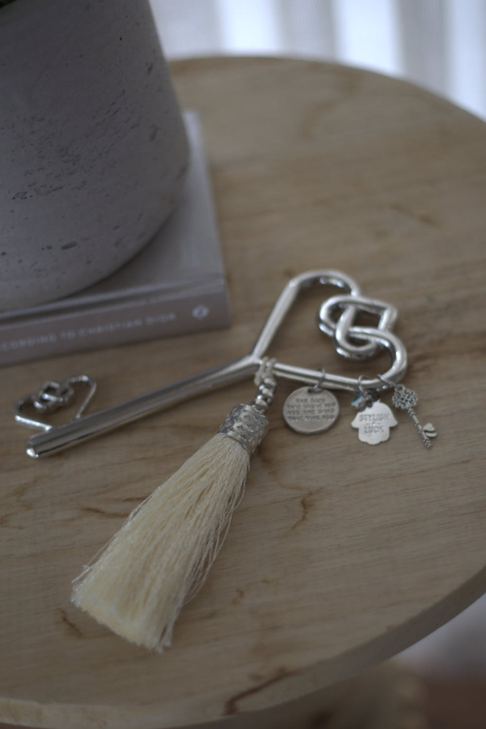 Lucky key • Decorative key • Wall hanging key • Housewarming gift • New home gift • Symbolic home decor • Spiritual home decor • Good luck charm • Boho wall decor • Meaningful gift • New beginnings gift • Made in Israel • Stylish Luck
מפתח מזל • מפתח לחנוכת בית • מפתח קישוטי • מפתח עם גדיל • סמלי מזל • שמירה לבית • מתנה לחנוכת בית • מתנה לבית חדש • מתנה משמעותית • קישוט לבית • Stylish Luck • עיצוב הבית • מיוצר בישראל

