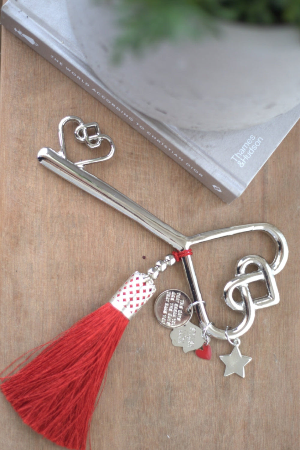 Lucky key • Decorative key • Wall hanging key • Housewarming gift • New home gift • Symbolic home decor • Spiritual home decor • Good luck charm • Boho wall decor • Meaningful gift • New beginnings gift • Made in Israel • Stylish Luck
מפתח מזל • מפתח לחנוכת בית • מפתח קישוטי • מפתח עם גדיל • סמלי מזל • שמירה לבית • מתנה לחנוכת בית • מתנה לבית חדש • מתנה משמעותית • קישוט לבית • Stylish Luck • עיצוב הבית • מיוצר בישראל
