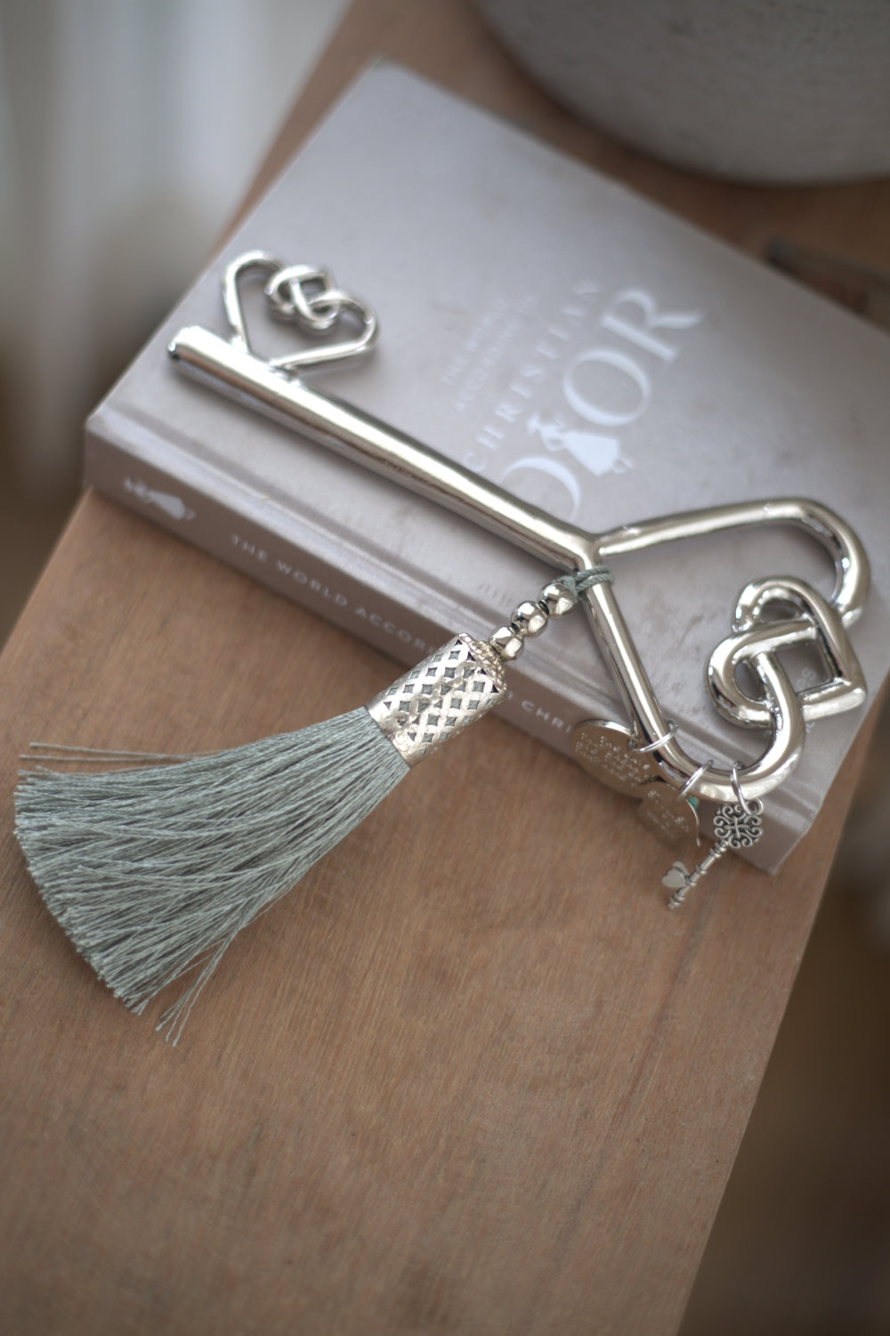Lucky key • Decorative key • Wall hanging key • Housewarming gift • New home gift • Symbolic home decor • Spiritual home decor • Good luck charm • Boho wall decor • Meaningful gift • New beginnings gift • Made in Israel • Stylish Luck
מפתח מזל • מפתח לחנוכת בית • מפתח קישוטי • מפתח עם גדיל • סמלי מזל • שמירה לבית • מתנה לחנוכת בית • מתנה לבית חדש • מתנה משמעותית • קישוט לבית • Stylish Luck • עיצוב הבית • מיוצר בישראל
