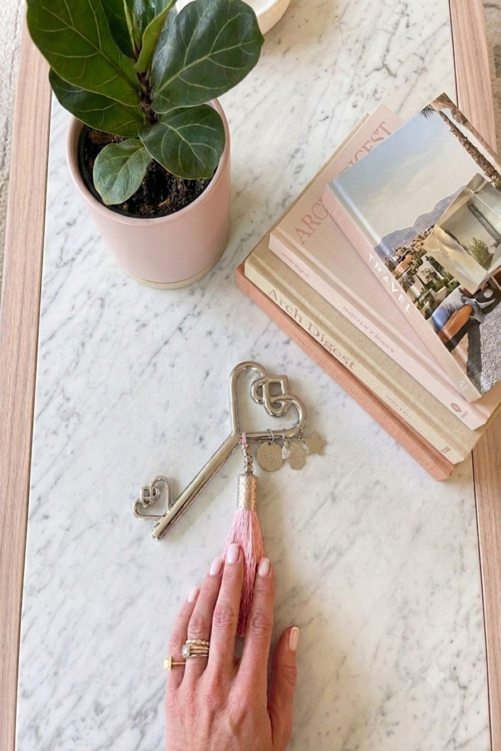 Lucky key • Decorative key • Wall hanging key • Housewarming gift • New home gift • Symbolic home decor • Spiritual home decor • Good luck charm • Boho wall decor • Meaningful gift • New beginnings gift • Made in Israel • Stylish Luck
מפתח מזל • מפתח לחנוכת בית • מפתח קישוטי • מפתח עם גדיל • סמלי מזל • שמירה לבית • מתנה לחנוכת בית • מתנה לבית חדש • מתנה משמעותית • קישוט לבית • Stylish Luck • עיצוב הבית • מיוצר בישראל
