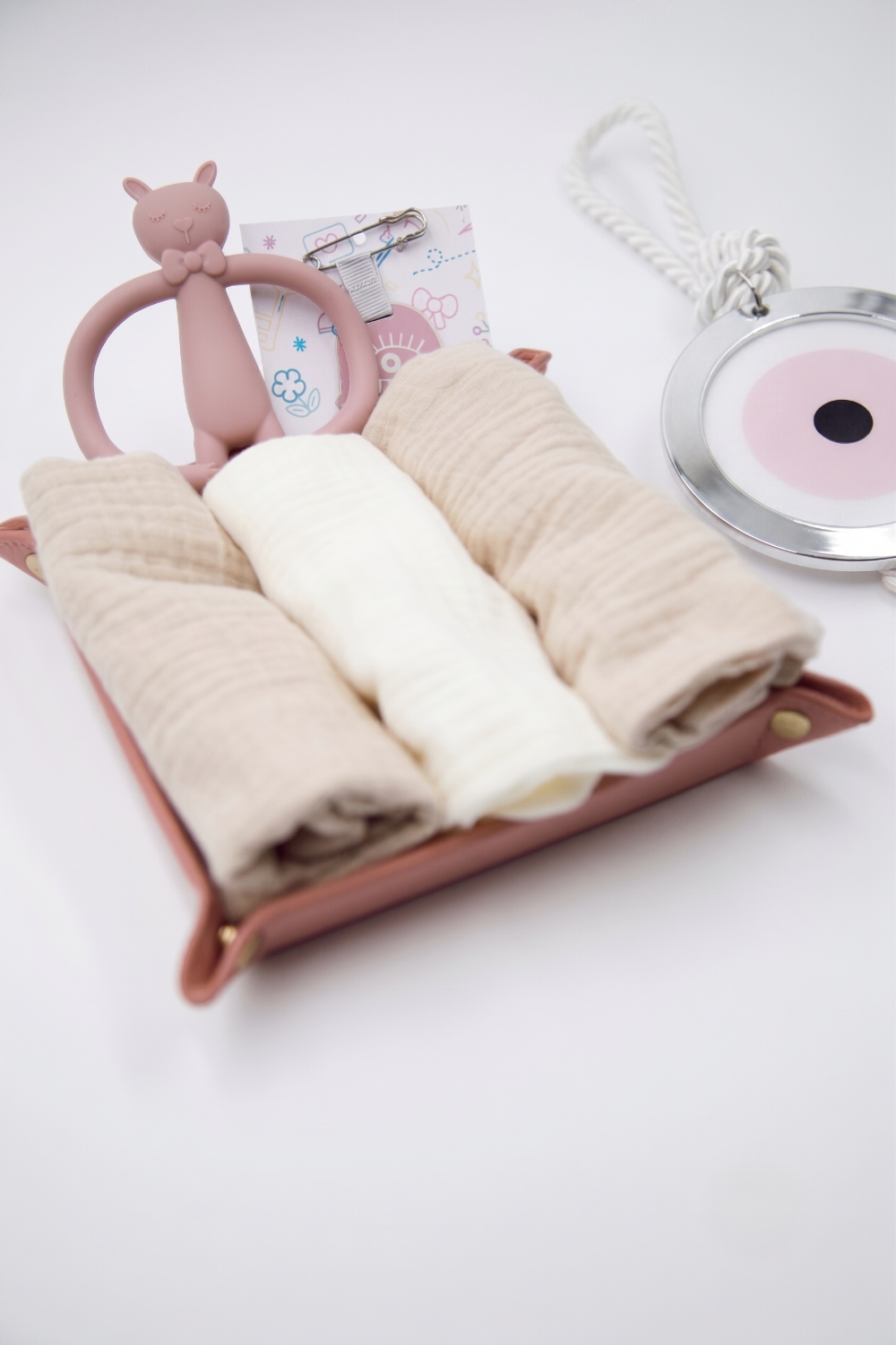 Handcrafted newborn girl welcome set

Modern pink nursery decor accessories

Premium muslin swaddle set

Designer pink Hamsa stroller pin and wall decor

Artisanal baby gifts Israel / Worldwide shipping
Luxury baby girl gift box
מארז לידה יוקרתי לבת

מתנה לתינוקת עבודת יד

אקססוריז מעוצבים לחדר תינוקות

חיתולי טטרה מוסלין איכותיים

חמסה ורודה מעוצבת לעגלה ולחדר תינוק

מתנת לידה מעוצבת תל אביב / ישראל