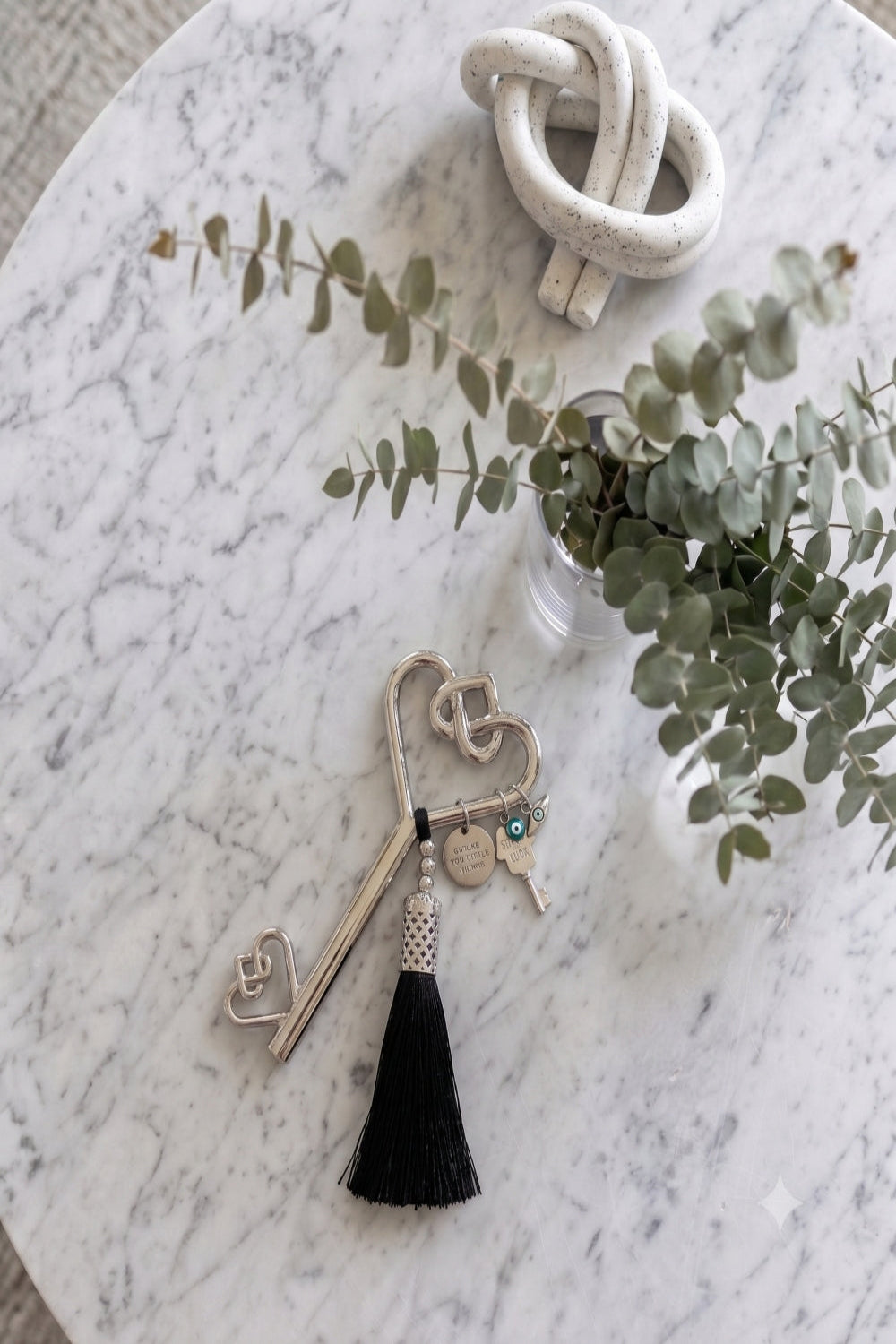 Lucky key • Decorative key • Wall hanging key • Housewarming gift • New home gift • Symbolic home decor • Spiritual home decor • Good luck charm • Boho wall decor • Meaningful gift • New beginnings gift • Made in Israel • Stylish Luck
מפתח מזל • מפתח לחנוכת בית • מפתח קישוטי • מפתח עם גדיל • סמלי מזל • שמירה לבית • מתנה לחנוכת בית • מתנה לבית חדש • מתנה משמעותית • קישוט לבית • Stylish Luck • עיצוב הבית • מיוצר בישראל
