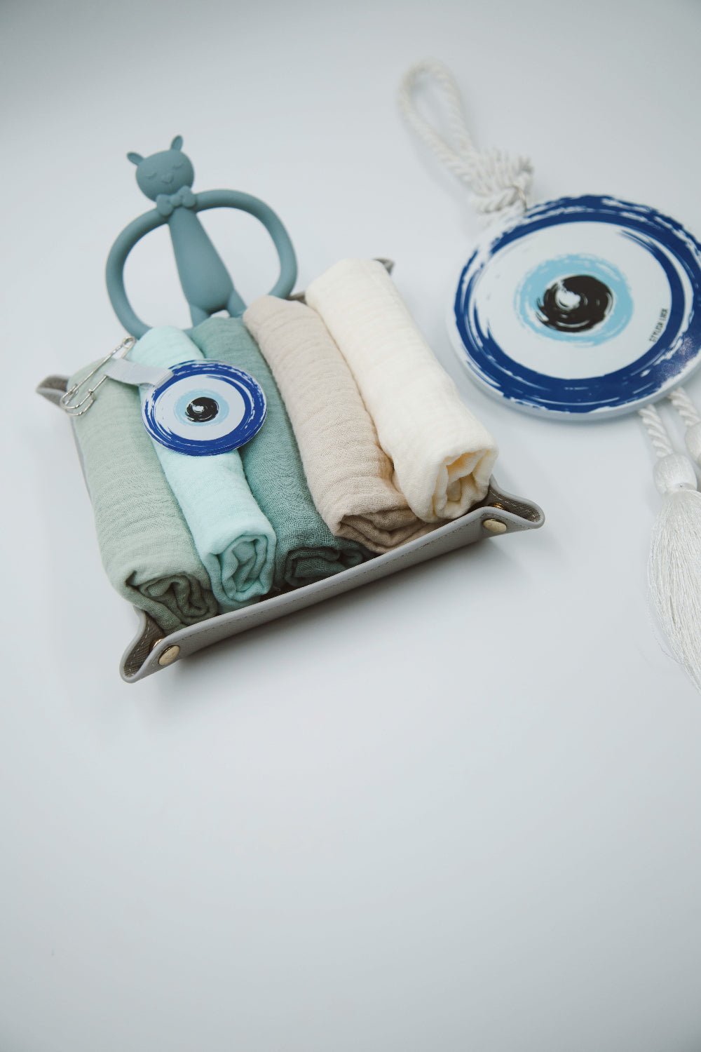 Luxury baby gift box

Handcrafted newborn welcome set

Modern nursery evil eye decor

Premium muslin swaddle set

Designer eye stroller pin and wall decor
מארז לידה יוקרתי

מתנה לילוד עבודת יד

אקססוריז מעוצבים לחדר תינוקות

חיתולי טטרה מוסלין איכותיים

מתלה עין מעוצב לעגלה ולחדר תינוק

מתנת לידה מעוצבת
