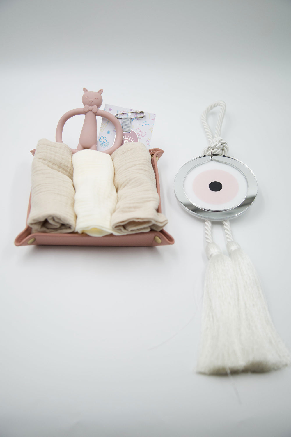 Handcrafted newborn girl welcome set

Modern pink nursery decor accessories

Premium muslin swaddle set

Designer pink Hamsa stroller pin and wall decor

Artisanal baby gifts Israel / Worldwide shipping
Luxury baby girl gift box
מארז לידה יוקרתי לבת

מתנה לתינוקת עבודת יד

אקססוריז מעוצבים לחדר תינוקות

חיתולי טטרה מוסלין איכותיים

חמסה ורודה מעוצבת לעגלה ולחדר תינוק

מתנת לידה מעוצבת תל אביב / ישראל