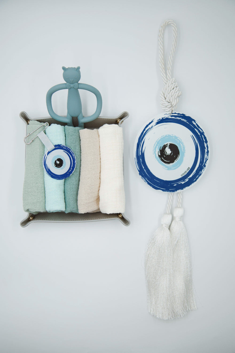 Luxury baby gift box

Handcrafted newborn welcome set

Modern nursery evil eye decor

Premium muslin swaddle set

Designer eye stroller pin and wall decor
מארז לידה יוקרתי

מתנה לילוד עבודת יד

אקססוריז מעוצבים לחדר תינוקות

חיתולי טטרה מוסלין איכותיים

מתלה עין מעוצב לעגלה ולחדר תינוק

מתנת לידה מעוצבת
