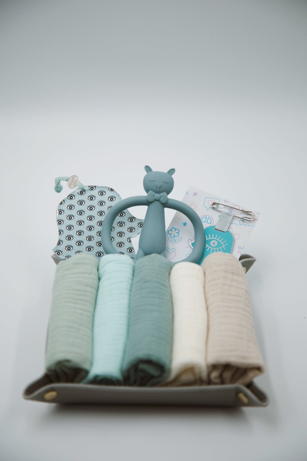 Luxury baby gift box

Handcrafted newborn welcome set

Modern nursery decor accessories

Premium muslin swaddle set

Designer Hamsa stroller pin and wall decor

Artisanal baby gifts Israel / Worldwide shipping
מארז לידה יוקרתי

מתנה לילוד עבודת יד

אקססוריז מעוצבים לחדר תינוקות

חיתולי טטרה מוסלין איכותיים

חמסה מעוצבת לעגלה ולחדר תינוק

מתנת לידה מעוצבת
