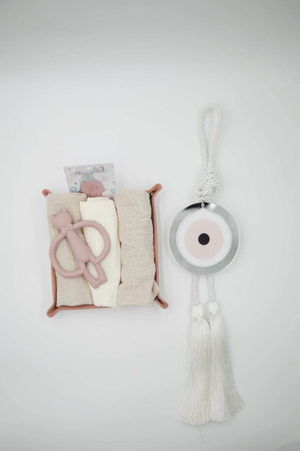 Handcrafted newborn girl welcome set

Modern pink nursery decor accessories

Premium muslin swaddle set

Designer pink Hamsa stroller pin and wall decor

Artisanal baby gifts Israel / Worldwide shipping
Luxury baby girl gift box
מארז לידה יוקרתי לבת

מתנה לתינוקת עבודת יד

אקססוריז מעוצבים לחדר תינוקות

חיתולי טטרה מוסלין איכותיים

חמסה ורודה מעוצבת לעגלה ולחדר תינוק

מתנת לידה מעוצבת תל אביב / ישראל