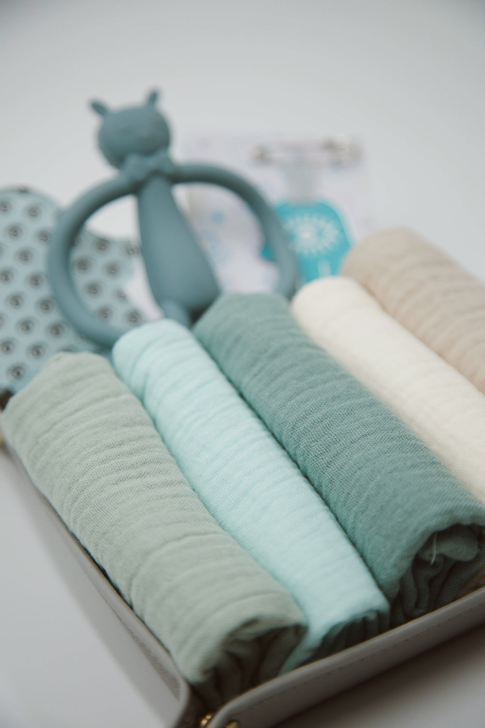 Luxury baby gift box

Handcrafted newborn welcome set

Modern nursery decor accessories

Premium muslin swaddle set

Designer Hamsa stroller pin and wall decor

Artisanal baby gifts Israel / Worldwide shipping
מארז לידה יוקרתי

מתנה לילוד עבודת יד

אקססוריז מעוצבים לחדר תינוקות

חיתולי טטרה מוסלין איכותיים

חמסה מעוצבת לעגלה ולחדר תינוק

מתנת לידה מעוצבת