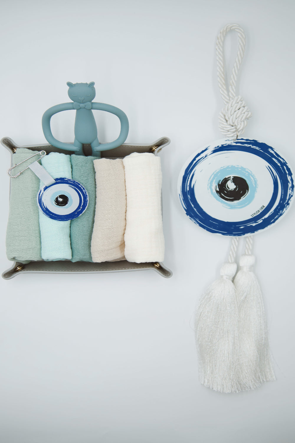 Luxury baby gift box

Handcrafted newborn welcome set

Modern nursery evil eye decor

Premium muslin swaddle set

Designer eye stroller pin and wall decor
מארז לידה יוקרתי

מתנה לילוד עבודת יד

אקססוריז מעוצבים לחדר תינוקות

חיתולי טטרה מוסלין איכותיים

מתלה עין מעוצב לעגלה ולחדר תינוק

מתנת לידה מעוצבת