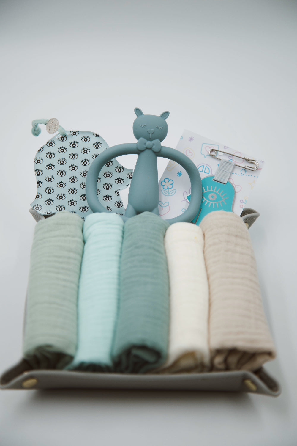Luxury baby gift box

Handcrafted newborn welcome set

Modern nursery decor accessories

Premium muslin swaddle set

Designer Hamsa stroller pin and wall decor

Artisanal baby gifts Israel / Worldwide shipping
מארז לידה יוקרתי

מתנה לילוד עבודת יד

אקססוריז מעוצבים לחדר תינוקות

חיתולי טטרה מוסלין איכותיים

חמסה מעוצבת לעגלה ולחדר תינוק

מתנת לידה מעוצבת