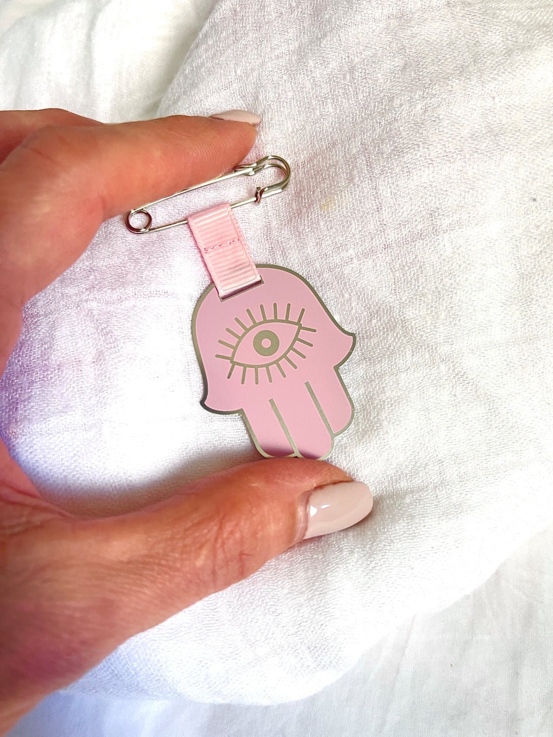 Stroller pin • Baby girl stroller pin • Hamsa pin • Pink Hamsa charm • Baby protection pin • Evil eye baby pin • Newborn protection • New baby girl gift • Baby shower gift • Pink nursery accessory • Stylish Luck • Made in Israel
סיכה לעגלה • סיכת חמסה לעגלה • סיכה לתינוקת • חמסה ורודה • שמירה לתינוקת • שמירה מעין הרע 
מתנה ללידת בת • מתנה לבריתה • מתנה לאמא טרייה • סמלי שמירה • Stylish Luck • 