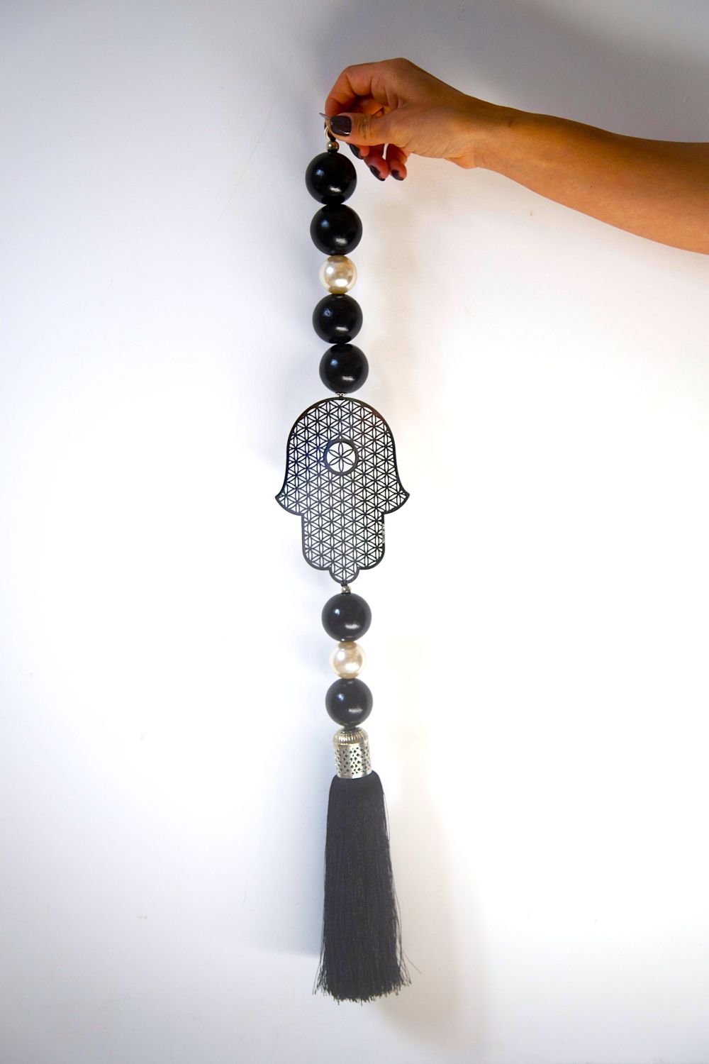 Hamsa wall hanging
Silver Hamsa
Flower of Life Hamsa
Black wood bead Hamsa
Black and white home decor
Sacred geometry decor
Spiritual home decor
Modern Hamsa decor
Boho wall hanging
Housewarming gift
Made in Israel
Stylish Luck
חמסה לקיר
חמסה לבנה
חמסת פרח החיים
חמסה עם חרוזי עץ
חמסה שחורה לבנה
סמלי מזל
שמירה לבית
מתנה לחנוכת בית
Stylish Luck
עיצוב הבית
מיוצר בישראל
